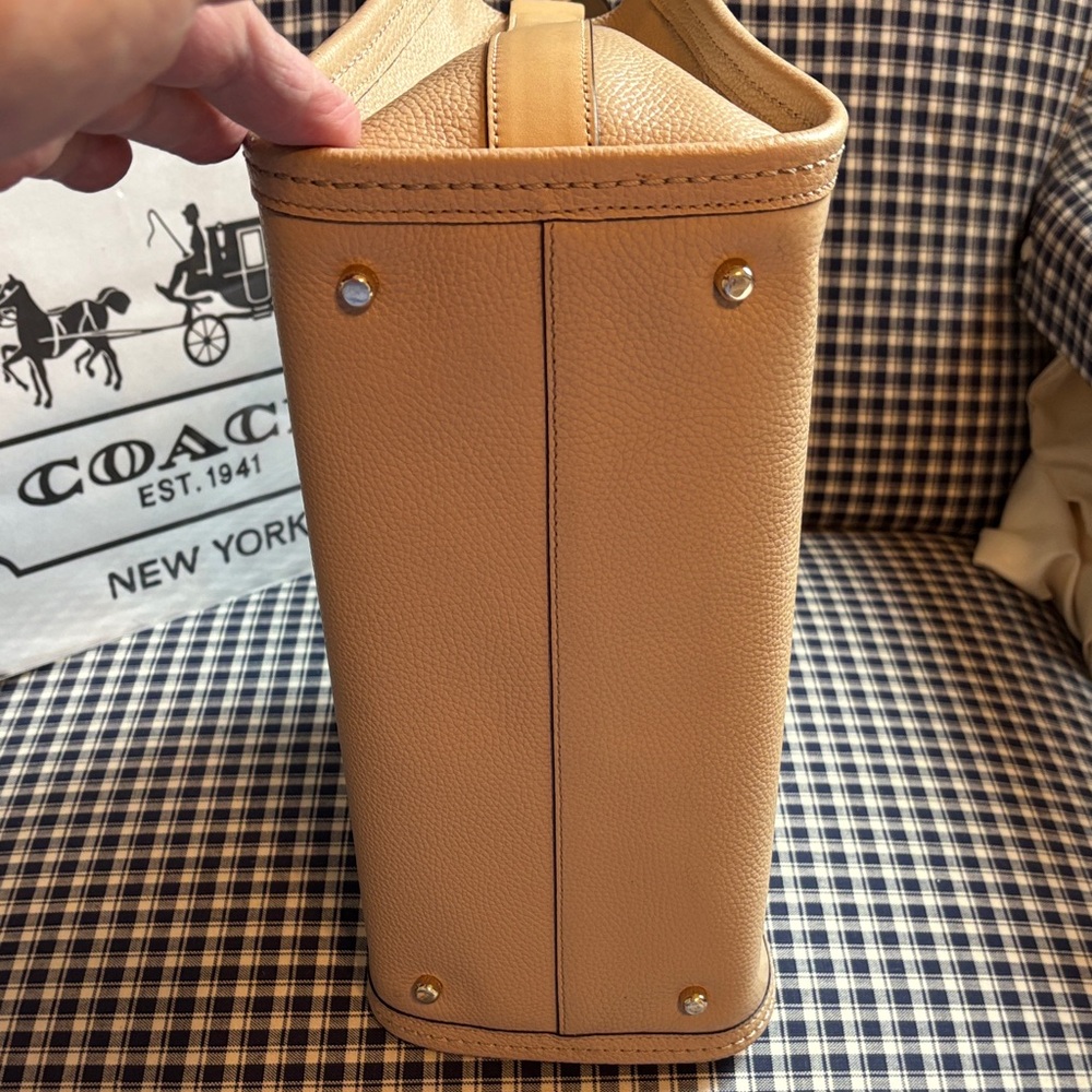 Coach swagger turnlock Tan Pebbled Leather carryall with Gold Hardware - Picture 9 of 16